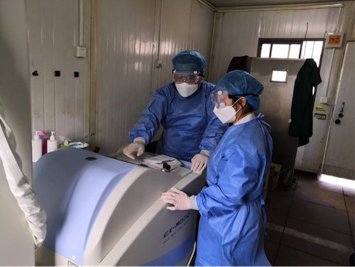 抗疫一线医务人员发热门诊,疫情前线发热门诊