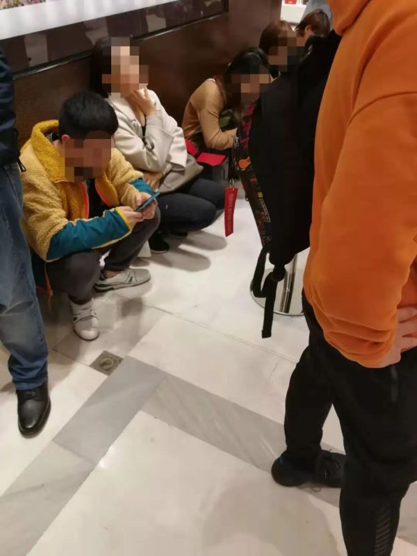 30米30步120分钟，日韩代购“攻占”巴黎下的人间冷暖