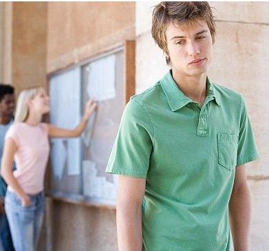 男人爱看手机对身体有害吗,男人喜欢看电影的六大危害