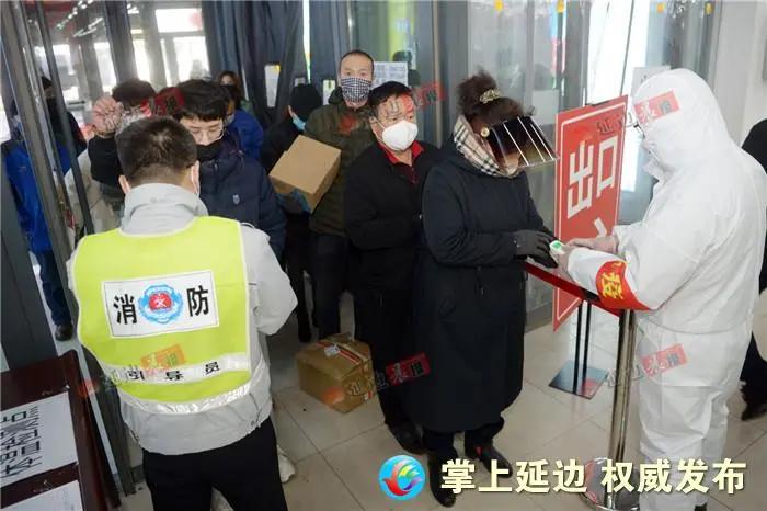 记者暗访疫情防控公共场所,记者暗访各单位疫情防控值班情况