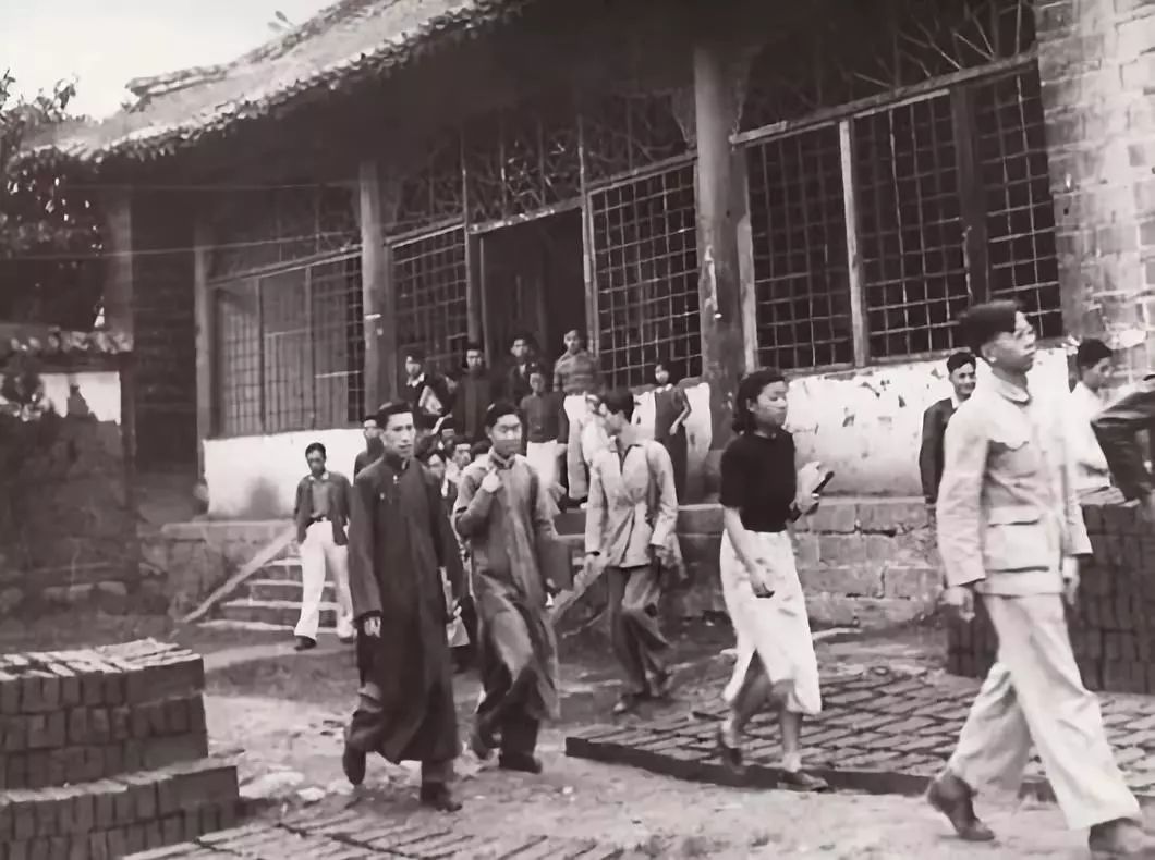 仅8年时间，他就带着这所“破烂学校”攀上了中国高校的珠峰