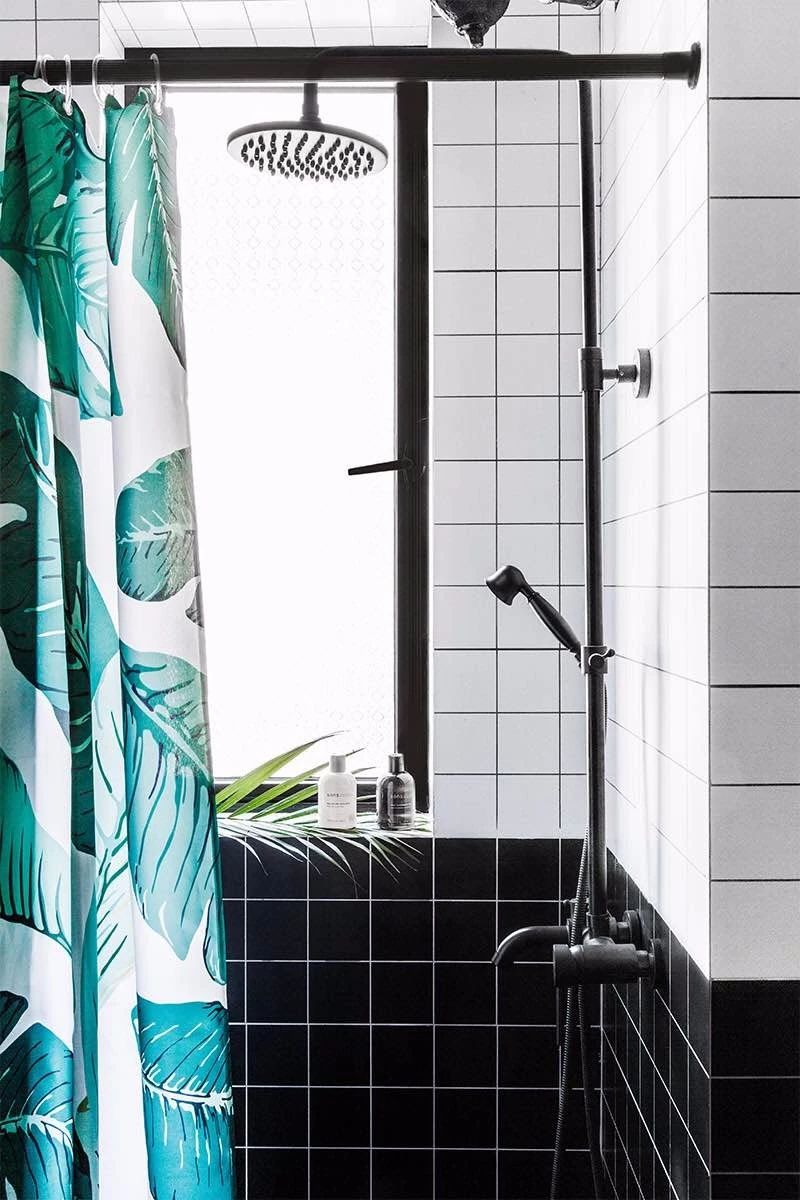 小浴室有必要做隔断吗,淋浴区不装玻璃用浴帘