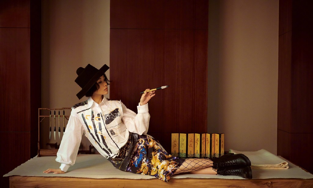 王子文身高162却超会穿，漆皮外套配短靴，玩下衣失踪美腿吸睛