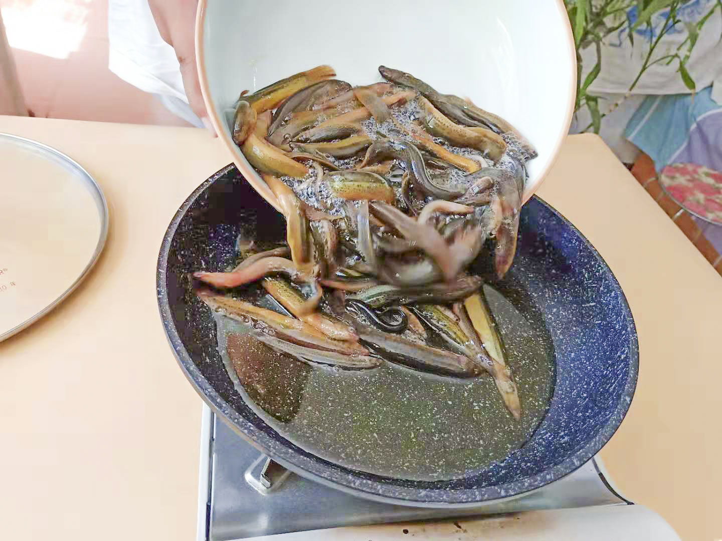 大厨的香酥小泥鳅怎样做,泥鳅一般有几种做法