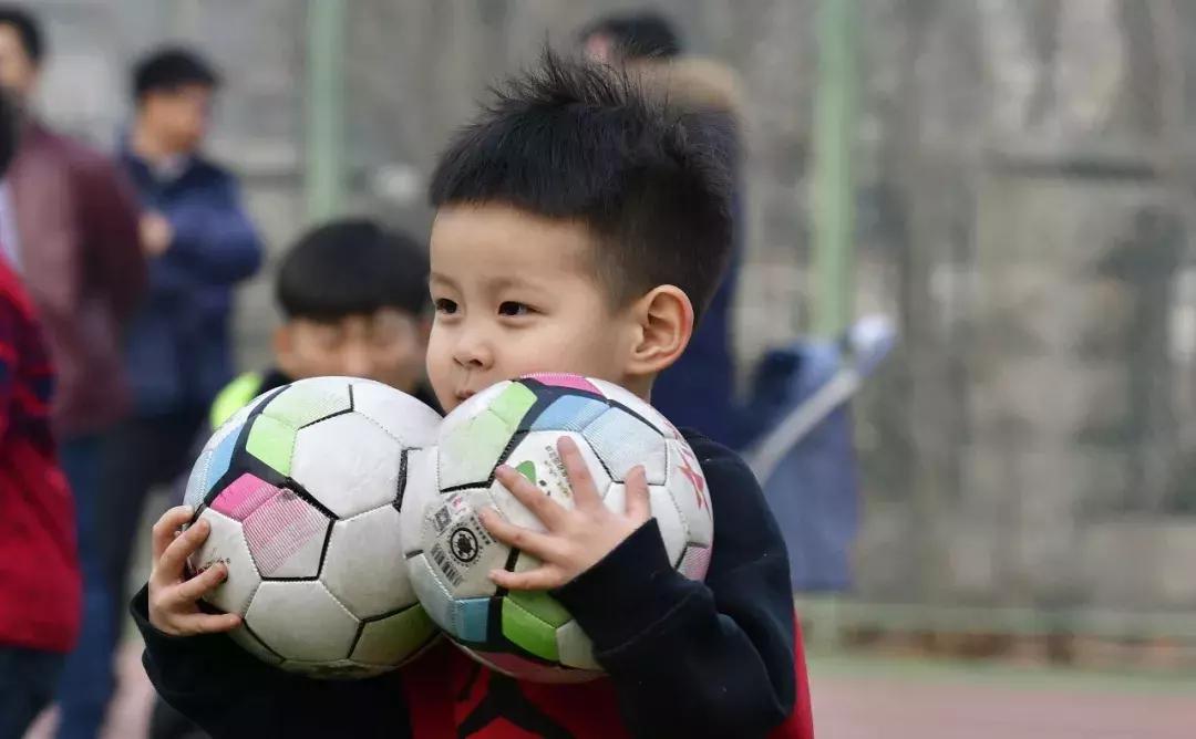 让孩子踢足球有前途吗,教孩子踢足球从哪些步骤开始教