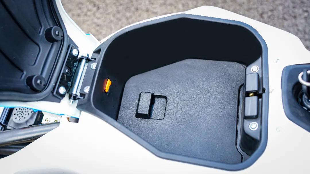 黑科技的电摩MIKUSuper:汽车级锂电双芯双动力指纹解锁