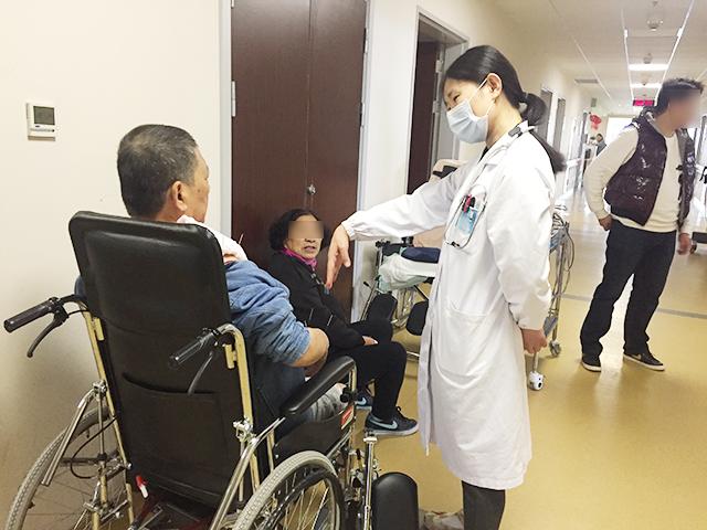 「脑出血康复案例」从“偏瘫”到独站独走，老伴日夜陪伴谱真情