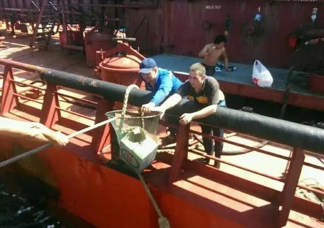 我在远洋船上捕鱼的日子，用啤酒跟俄国人换帝王蟹，香烟是硬通货