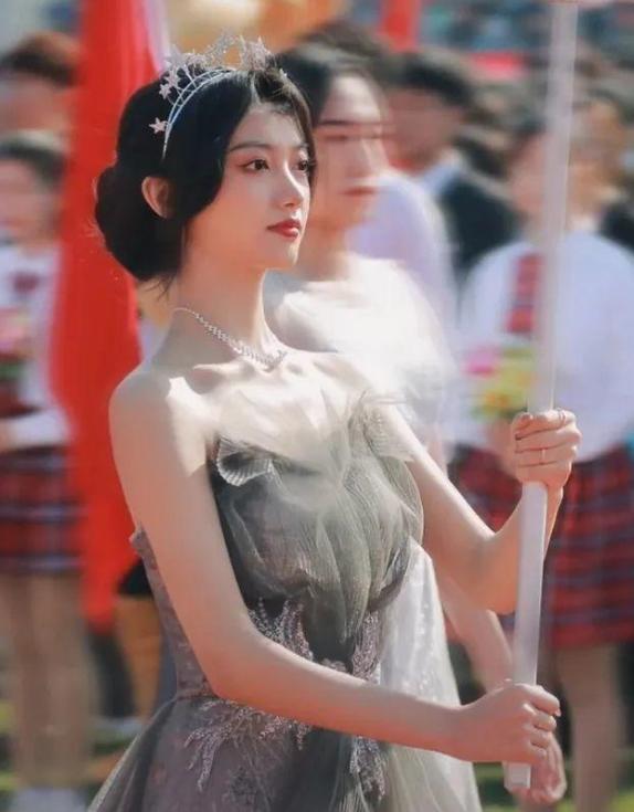 大运会来举牌小姐姐,大运会举牌小姐姐抖音号