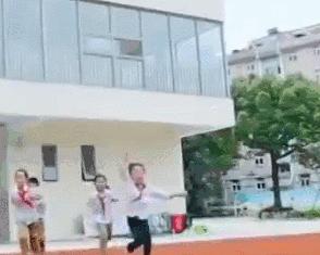 中国小学生足球场踢出惊天世界波,一脚踢出世界波