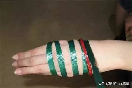 翡翠手镯洗澡时要取下来吗,戴翡翠手镯晚上需要取下来吗