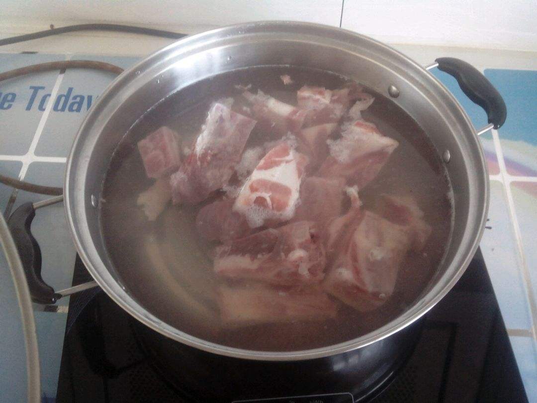 炖排骨汤要不要焯水,炖排骨汤焯水过后还放不放料酒