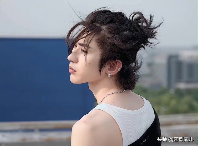 蔡徐坤受伤一点不慌展现硬汉风采,蔡徐坤再度回应p图