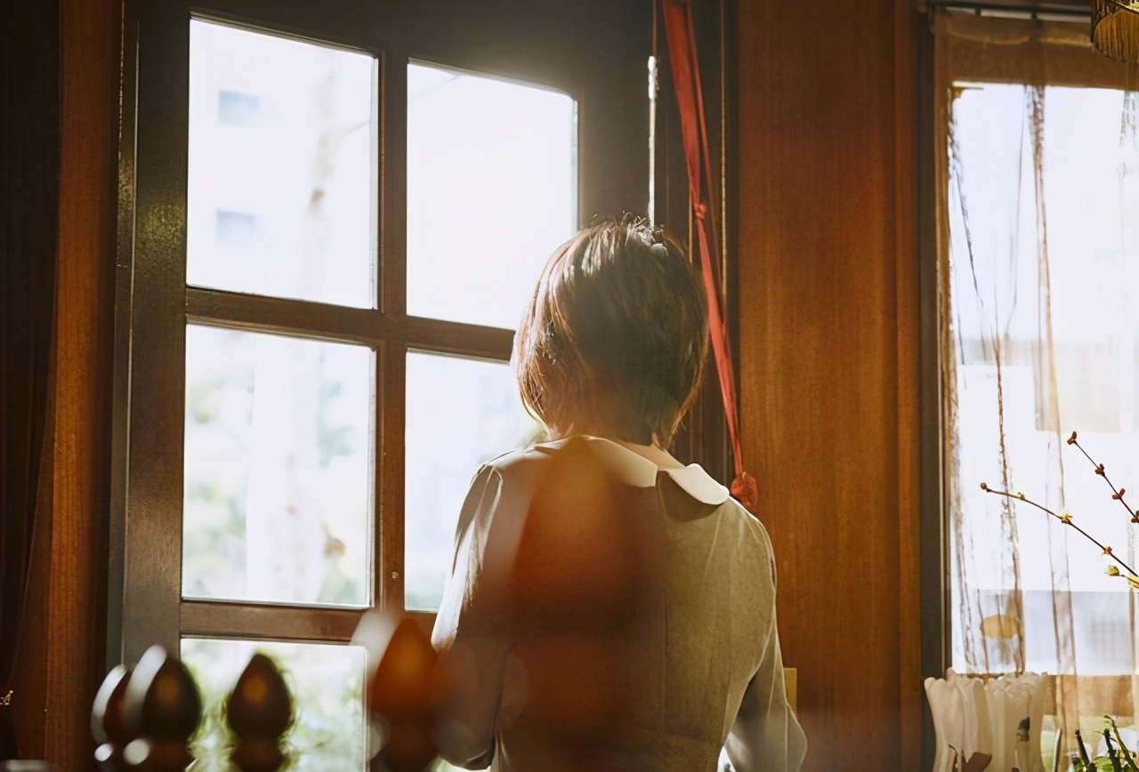 微小说：住在三楼的女人