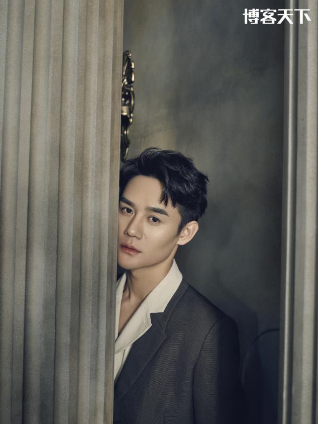 魅力挡不住王凯简约穿搭尽显清爽,王凯简单白色t恤穿出少年感