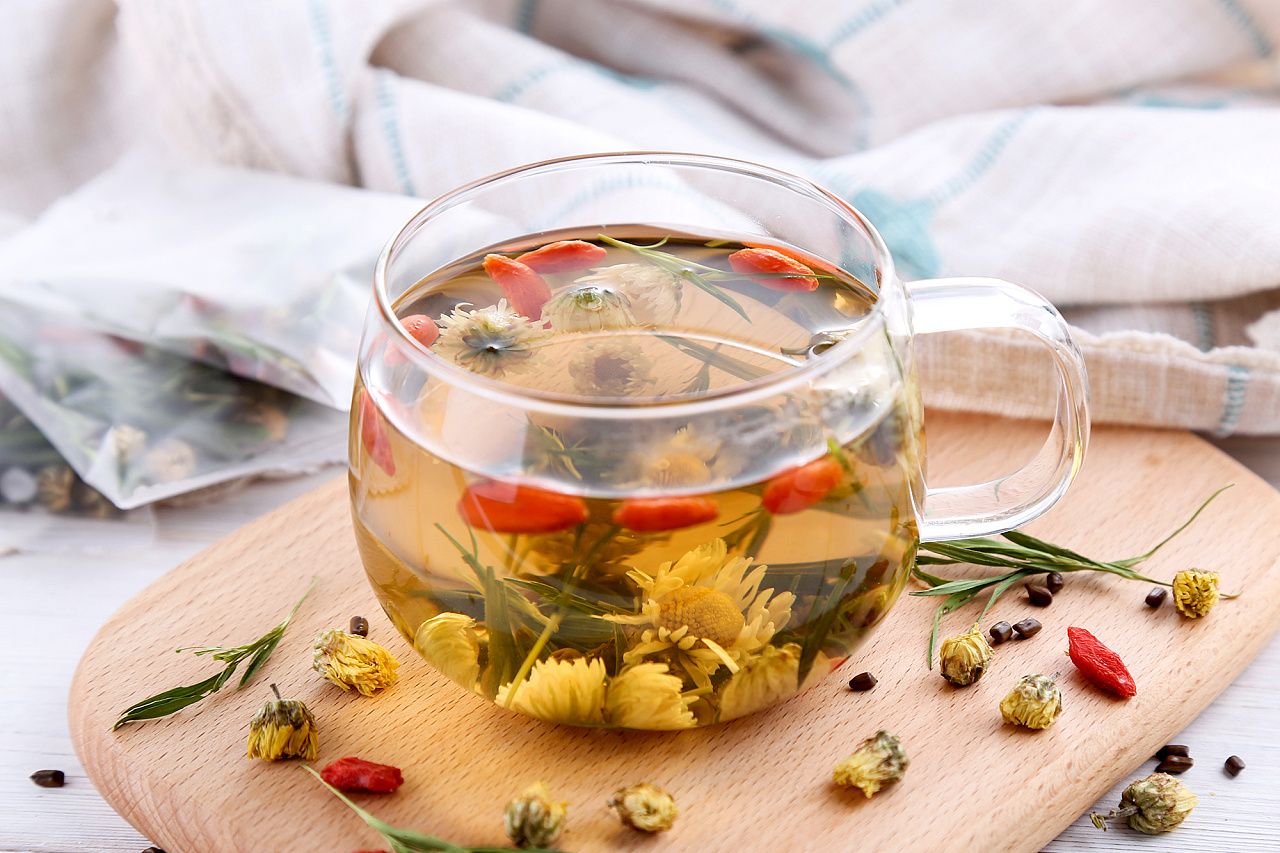 枸杞加红茶泡水对身体有伤害吗,坚持每天喝枸杞能变白吗