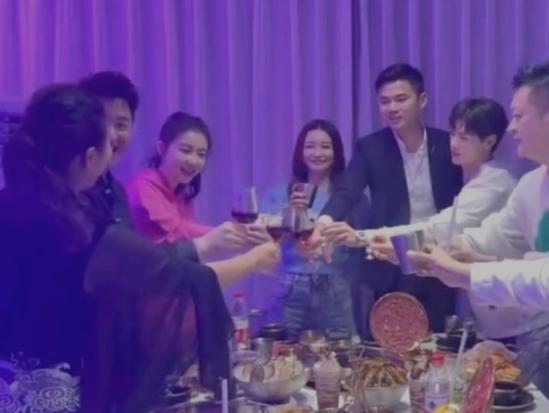 潘玮柏火锅店开业，众星送花篮支持，宣云忙前忙后不断给客人敬酒