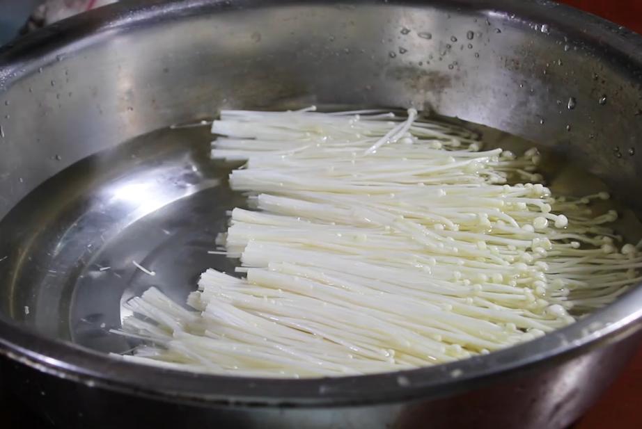 西红柿金针菇怎么做菜才好吃,西红柿金针菇的做法好吃又简单