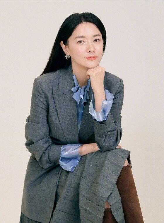 李英爱四十岁,李英爱穿花衬衫出席活动