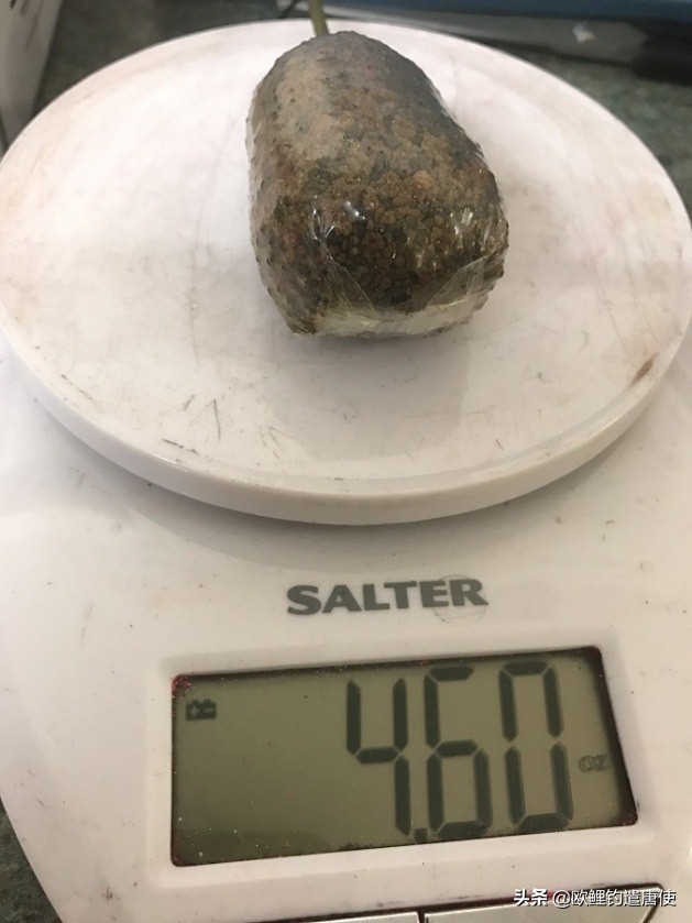 外国人钓鱼打窝技巧,老外用超大饵钓鱼