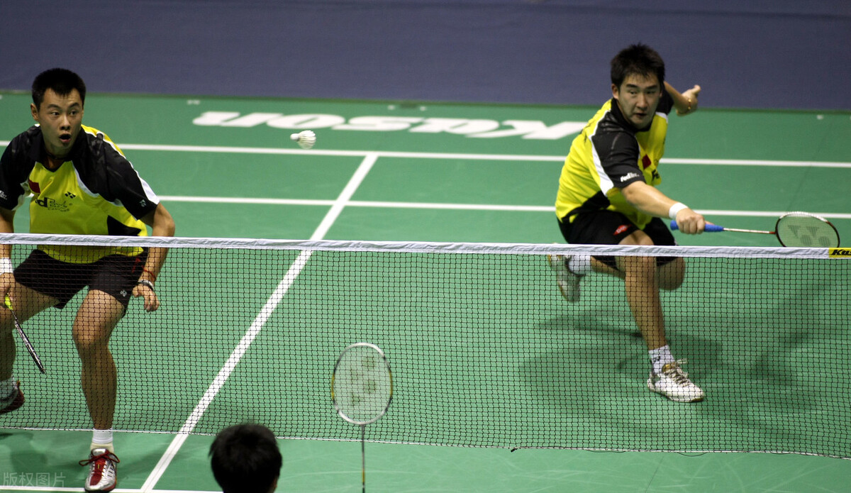 初学者打羽毛球的技巧和方法,初学者打羽毛球的正确姿势和技巧