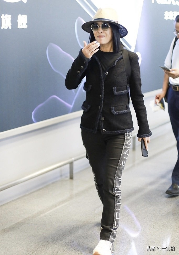 那英现在素颜近照曝光,歌坛一姐那英一笑而过