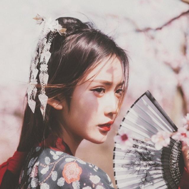 她买十万个超市塞满空间，末世前她穿成小寡妇，富养8个待哺娃