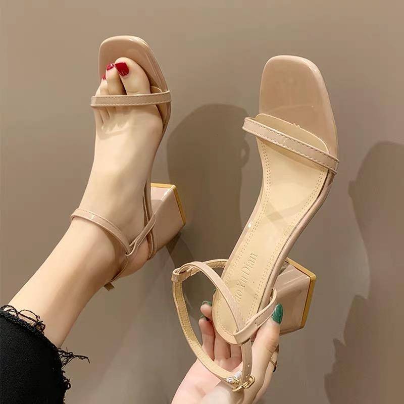 今夏的细带高跟鞋更显脚瘦，打造纤纤玉足，男友看过直呼爱了