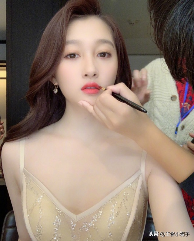 关晓彤穿黑色衣服显腿长的照片,关晓彤长腿穿足球服