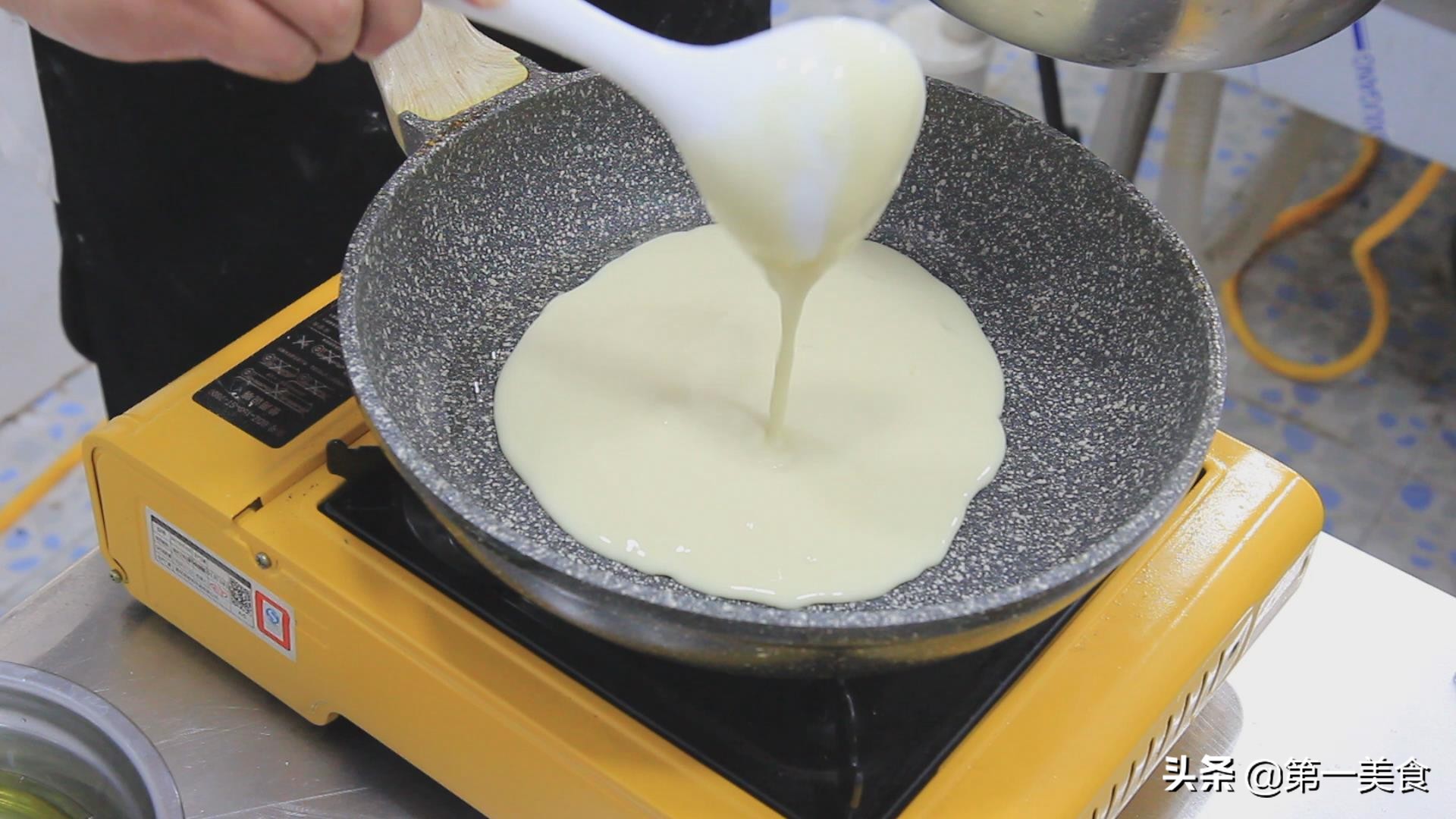 鸡蛋煎饼怎么做松软酥脆,一碗面粉两个鸡蛋独家做法