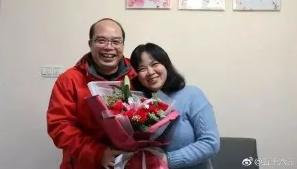 父母秀恩爱对子女的好处,父母特别秀恩爱的方式