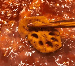 她靠3口锅摆摊起家，当上火锅皇后，断腿造洪崖洞，捧红重庆