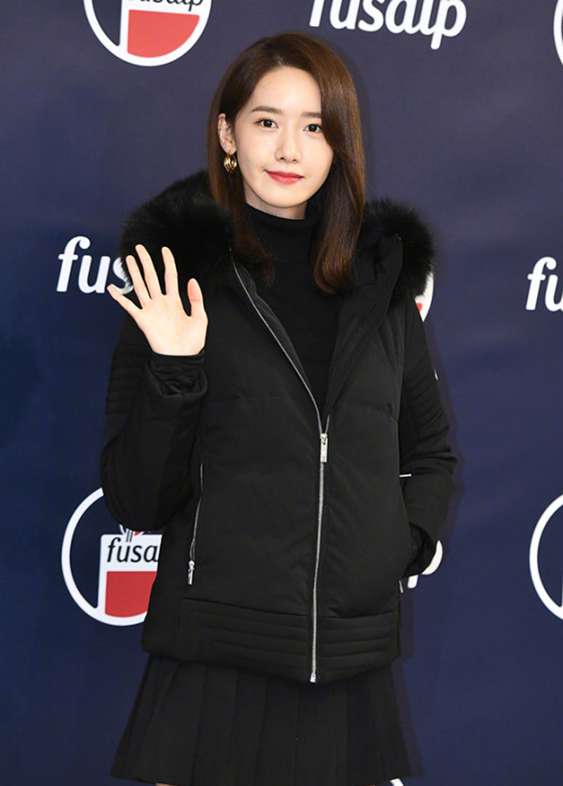 林允儿穿羽绒服参加活动,林允儿白色羽绒服