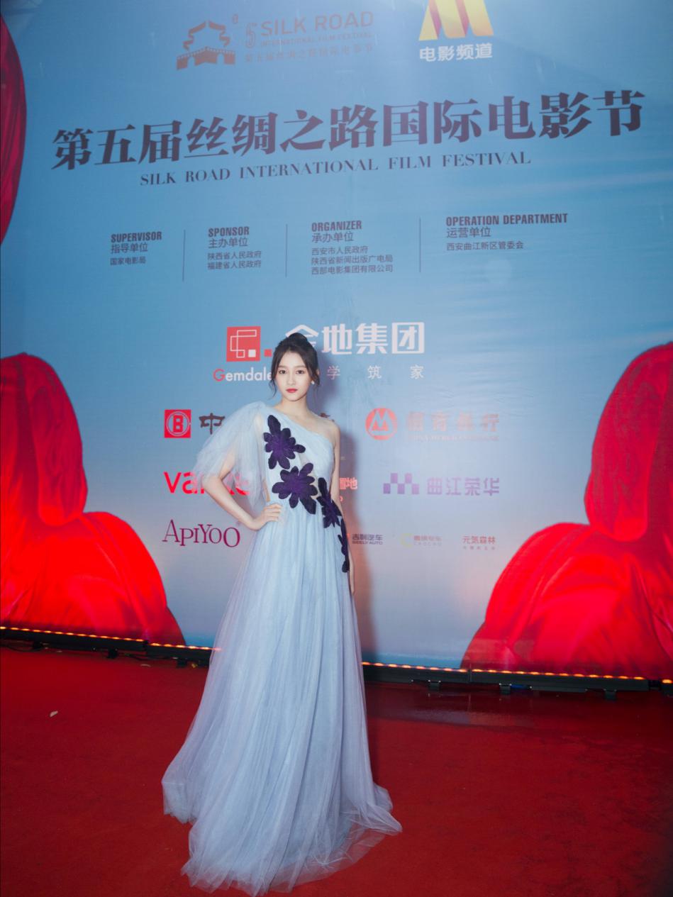 关晓彤闪光吊带裙look新鲜出炉,关晓彤黑纱裙出席活动