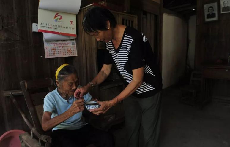 农村五保户土地收回分给孩子吗,五保户宅基地村里收回可以买吗