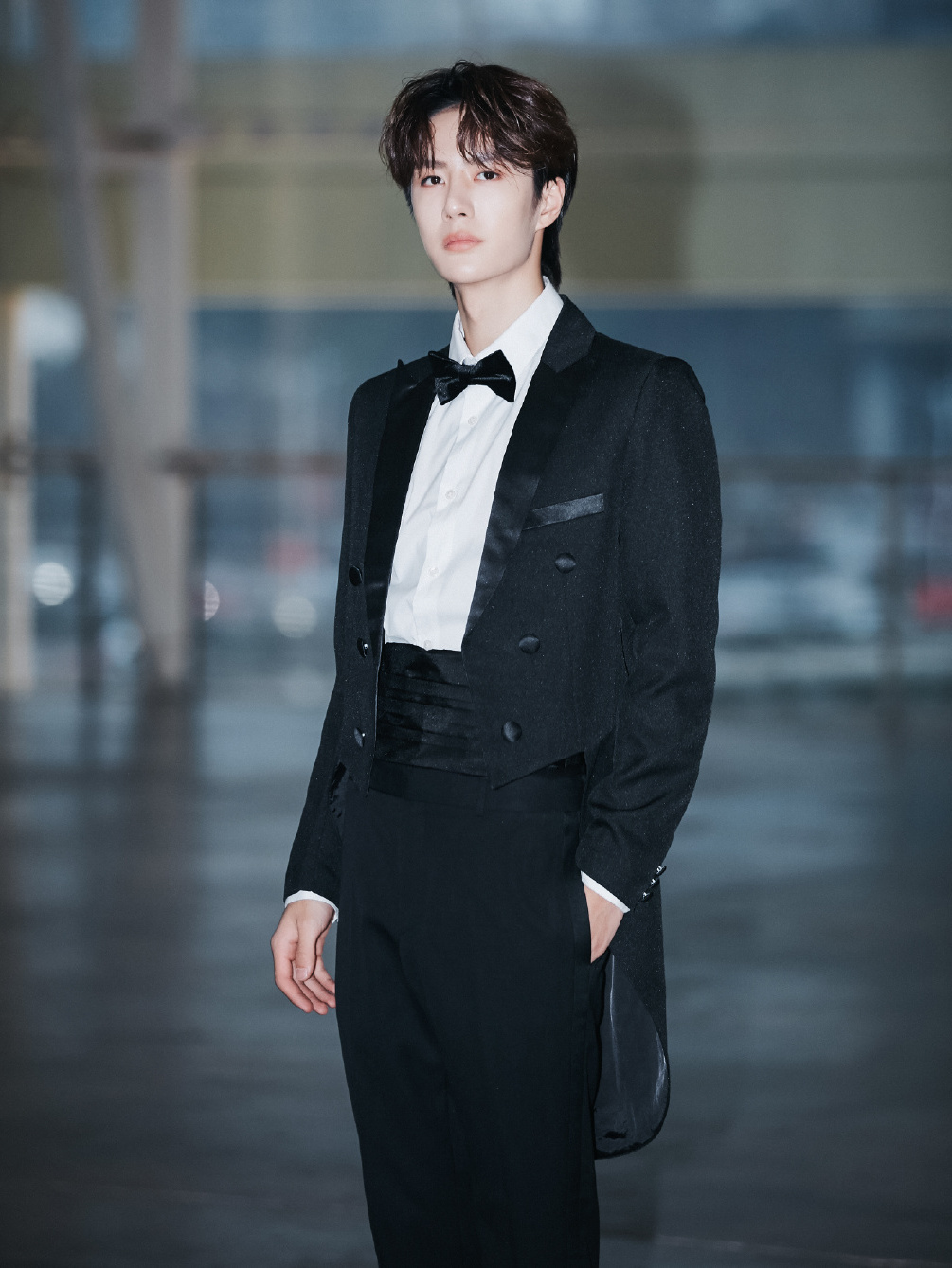 “百变酷盖”王一博,穿燕尾服骑摩托车,黑马王子变魔术师?