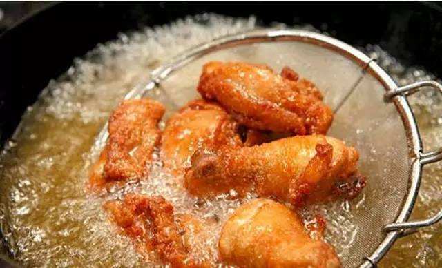 头发又油又痒还长痘痘是什么原因,14岁男孩头发里长痘痘怎么回事