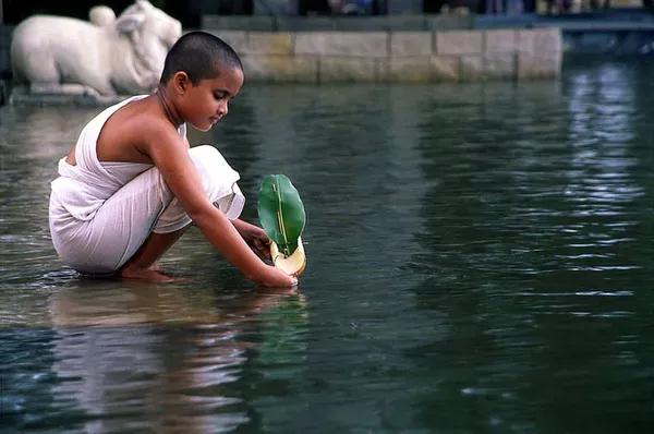 印度贫民窟揭露真实人性,揭露印度妇女的悲惨生活