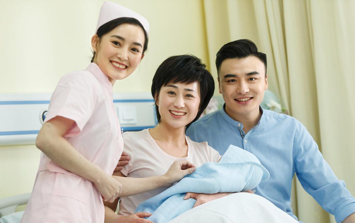 孕妇生产遇男医生不肯进产房，丈夫也担心会看到隐私，医生怎么说