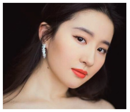 赵丽颖杏仁眼,范冰冰桃花眼,网友:都不及她一千两百度近视眼