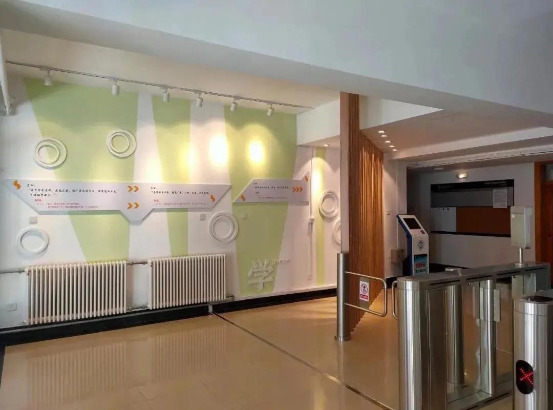 大学生新生报到父母忙前忙后,2021级本科生入学须知