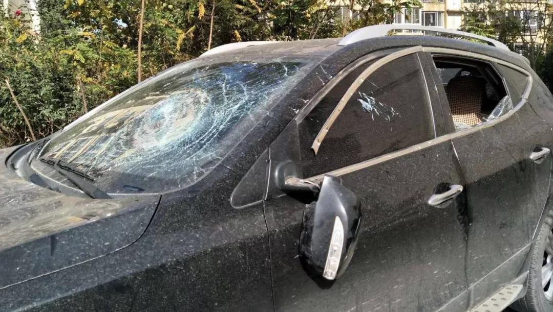 路上被石子崩破了玻璃该找谁,高速车玻璃被石子崩了找谁索赔