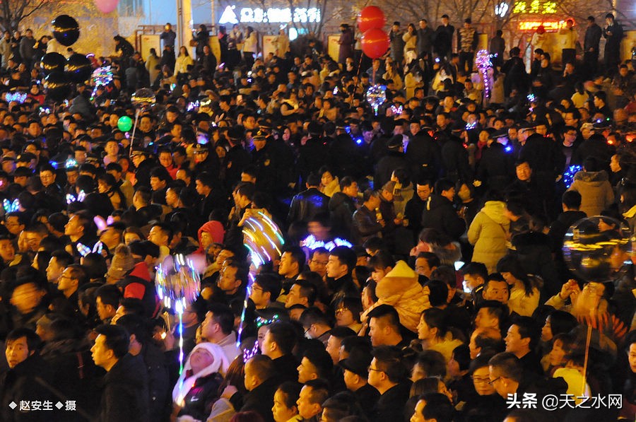 甘肃天水数万民众“上九朝观”祈福纳祥争烧头柱香!(组图)