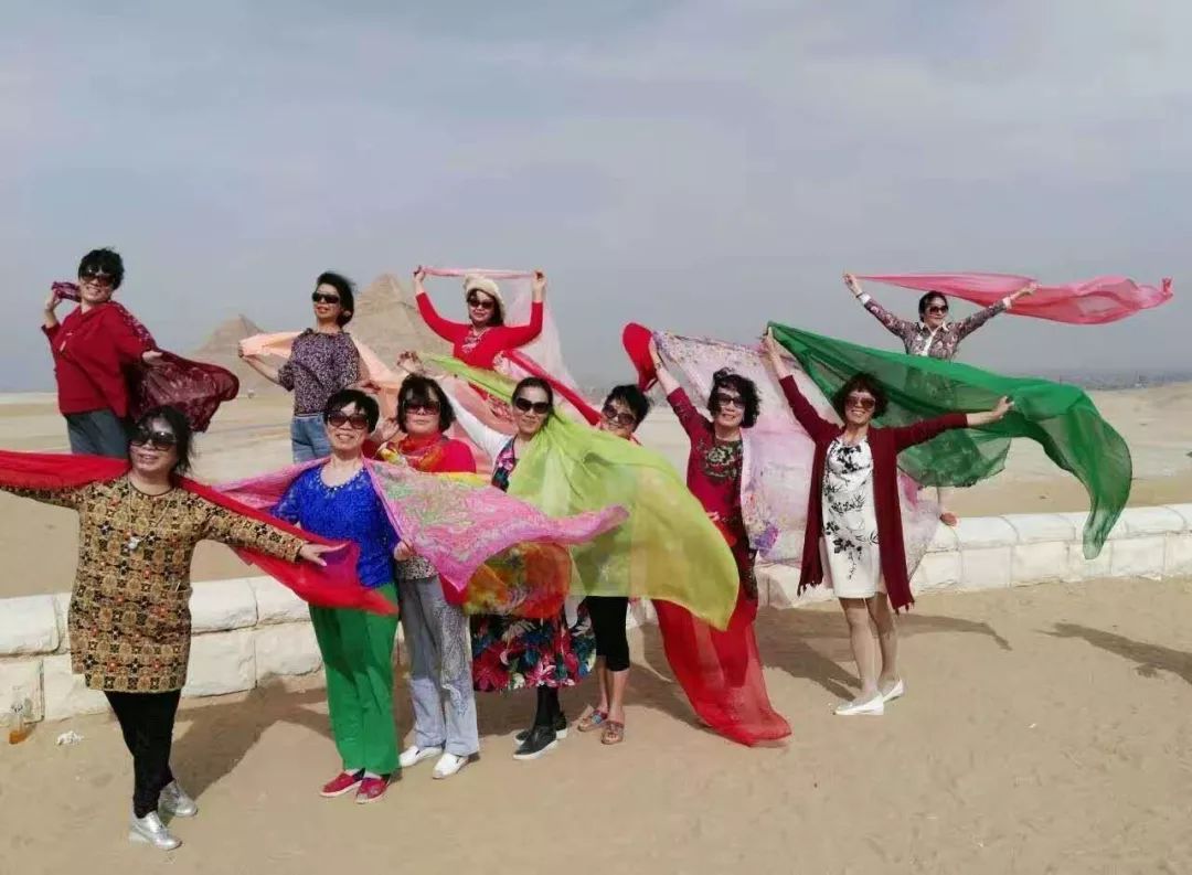 大妈旅游照专用动作,中国大妈外出旅游标准动作