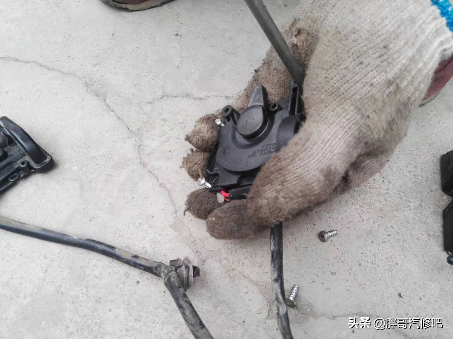 车后门闭锁器拆解维修,汽车闭锁器维修