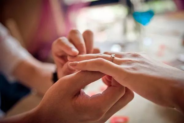 求婚订婚结婚需要三份戒指吗,求婚和订婚是一个戒指吗