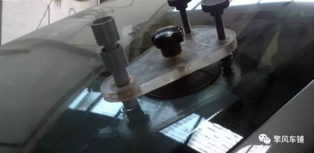 车玻璃从里面碎了是什么原因,车玻璃裂痕修复多少钱