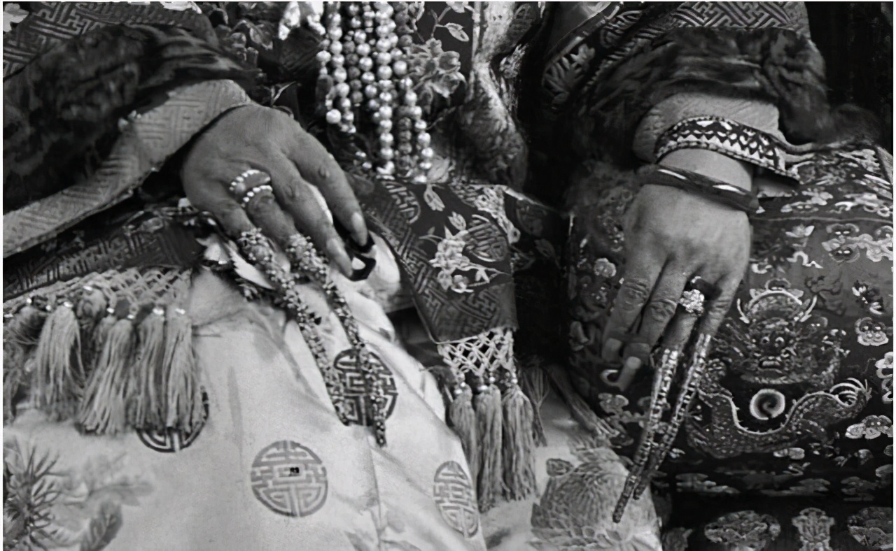 古代女人为什么留最后两个指甲,古时候女人的指甲意味着什么