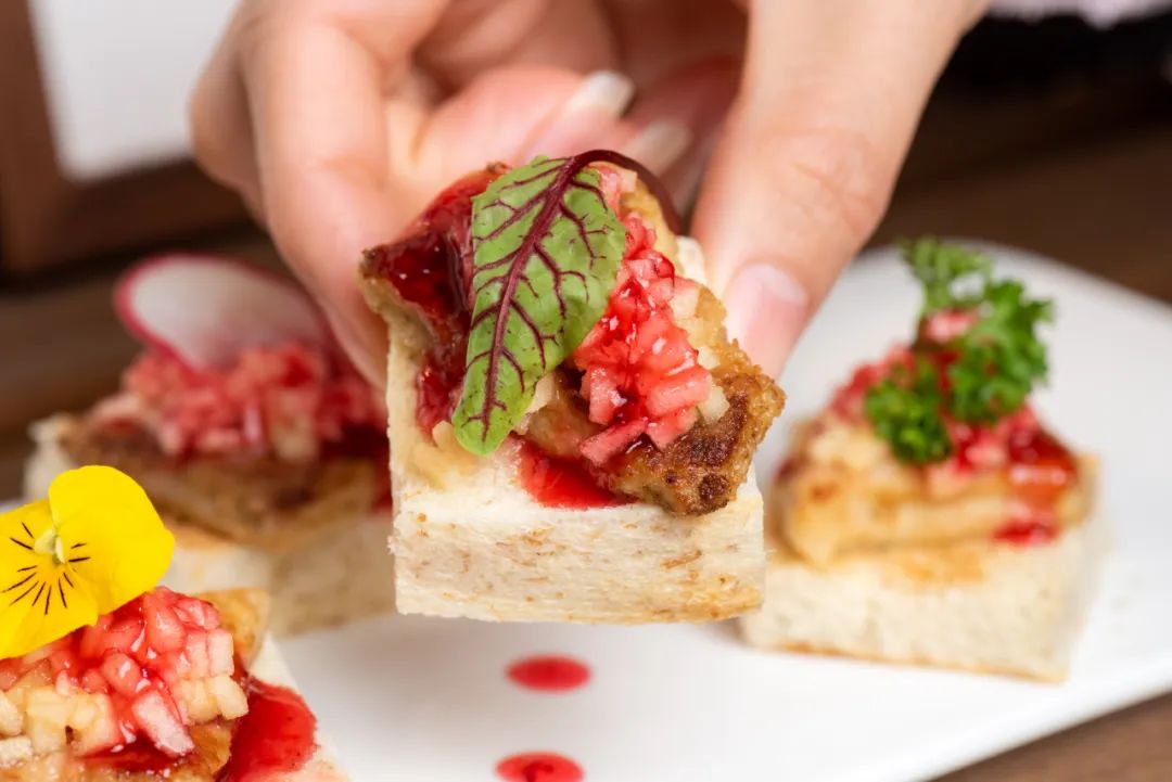 之心城这家餐厅堪称“西餐界CHANEL”，小姐姐们都抢着去