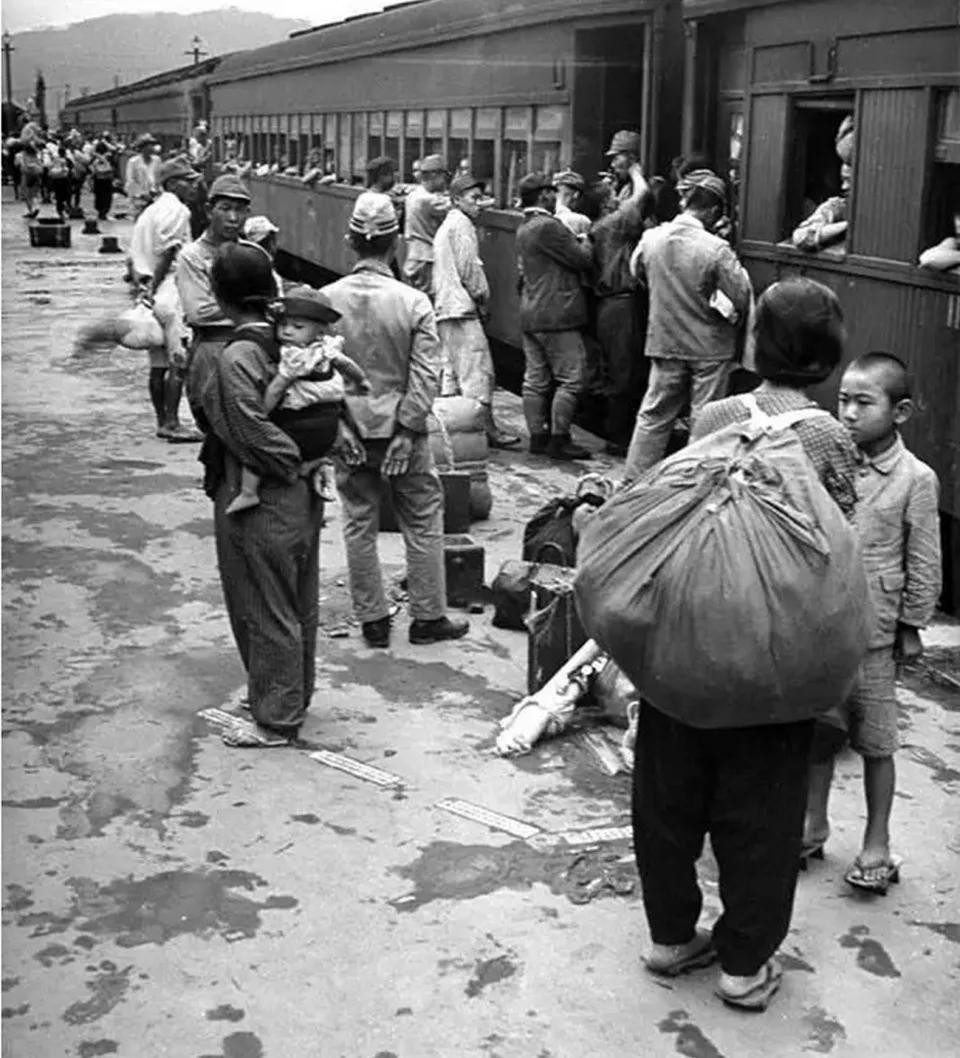 战火中的日本人有多惨？小学生都要当苦力